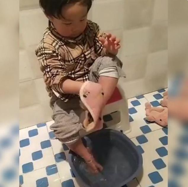 自信心|“迷糊宝宝”擦脚走红,两只脚擦半小时也没干,网友:耐心一百分