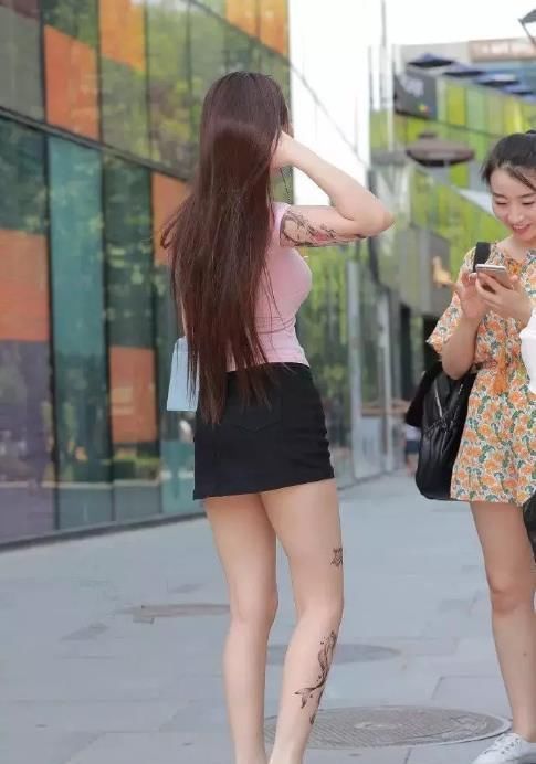 阿姨|风姿飒爽的阿姨,一条粉色背心穿得“活灵活现”