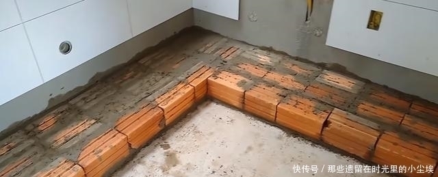 瓦工|瓦工给橱柜加了一层底座,完工后太实用,邻居看了都想重做