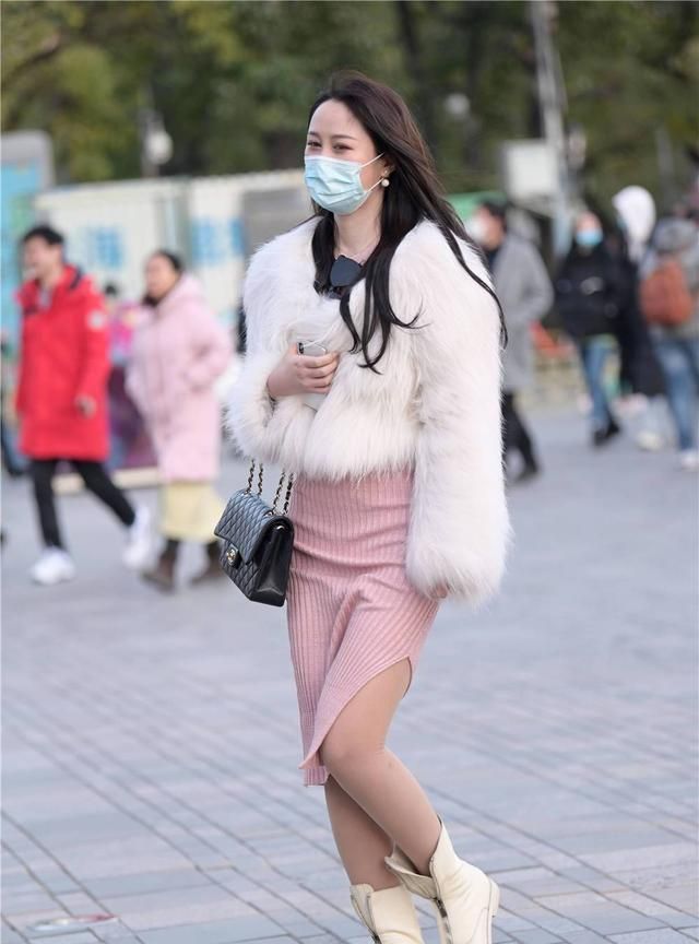穿着皮草的女士,更有气质美,她们更喜欢冬天出门