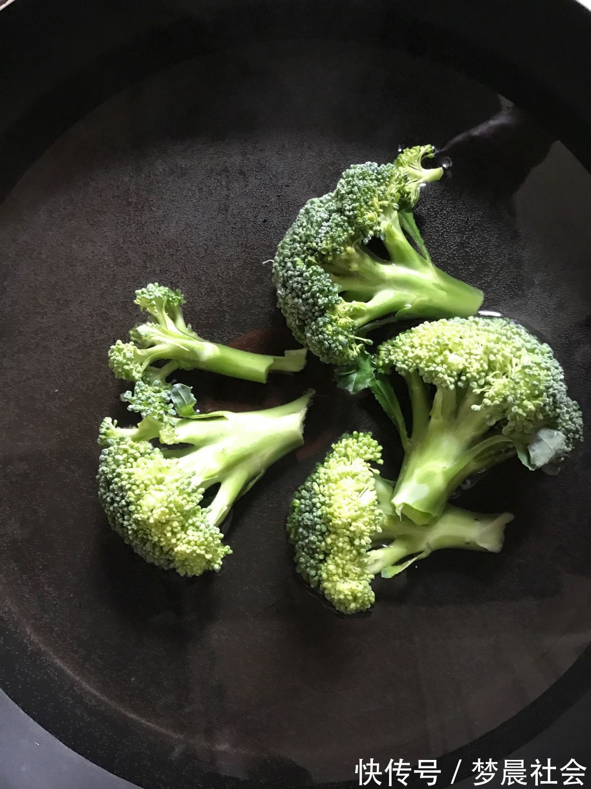 自制|自制肉松饭团,搭配西兰花,好吃又营养