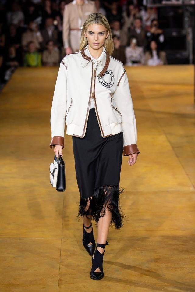 在家云看米兰时装周，国际名模亮片抹胸裙，满屏大长腿太诱人