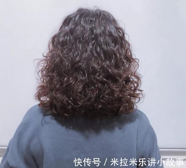 发型 今年秋冬发型别乱剪,18款洋气烫发送给你,无论胖瘦都适合!