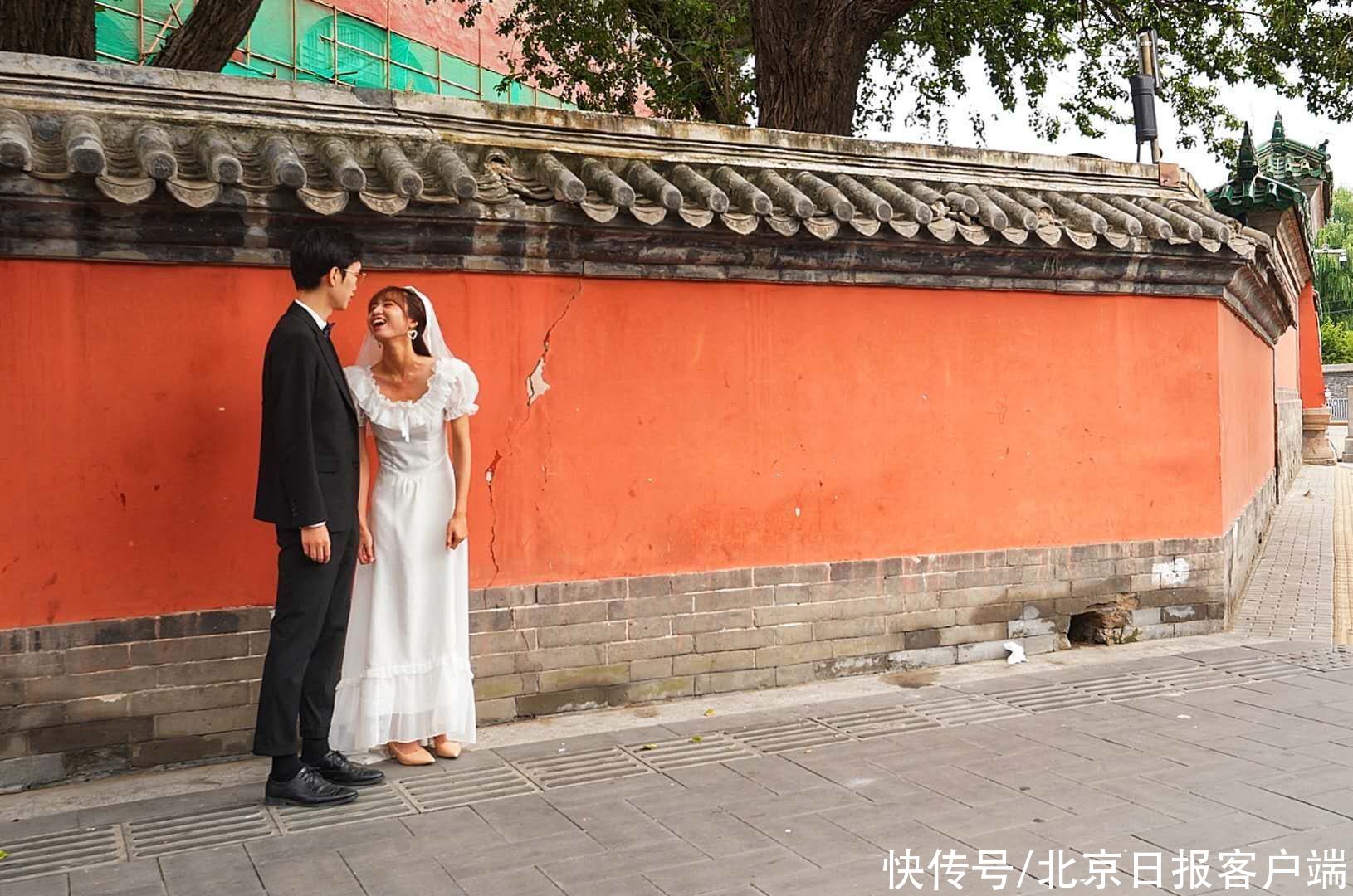 见证|鼓楼见证浪漫时刻！“七夕”情侣红墙前拍婚纱照