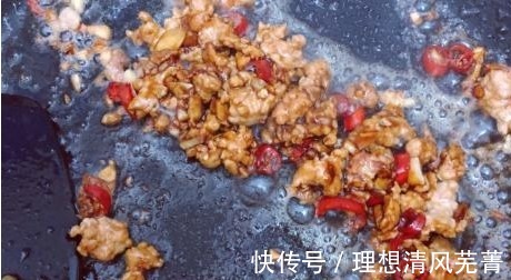 正确做法|红烧豆腐时,有人先煎有人直接炖,教你正确做法,豆腐更入味!