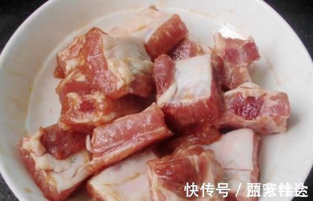 香嫩|炖排骨时,焯水后又腥又柴教你1个技巧,排骨香嫩入味,无腥味
