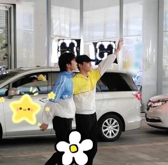 下期迎来蔡徐坤最期待嘉宾，两人见面就黏一起，得知身份没资格酸