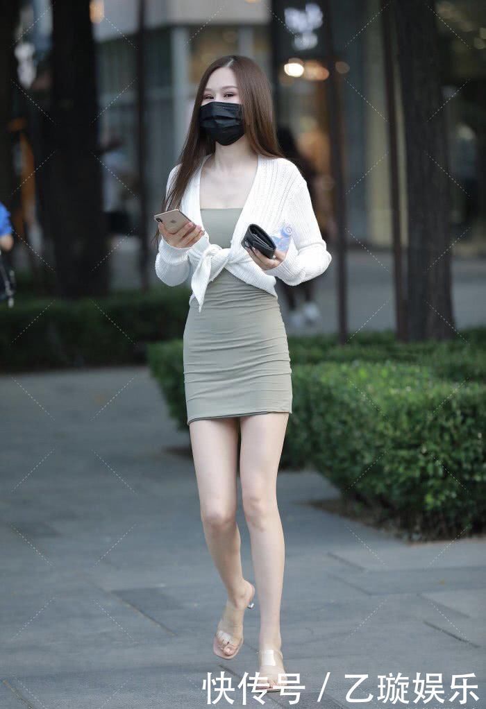 皮肤被连衣裙衬托的“发亮”,防晒外套在腰间打个结突显“时髦”的气质