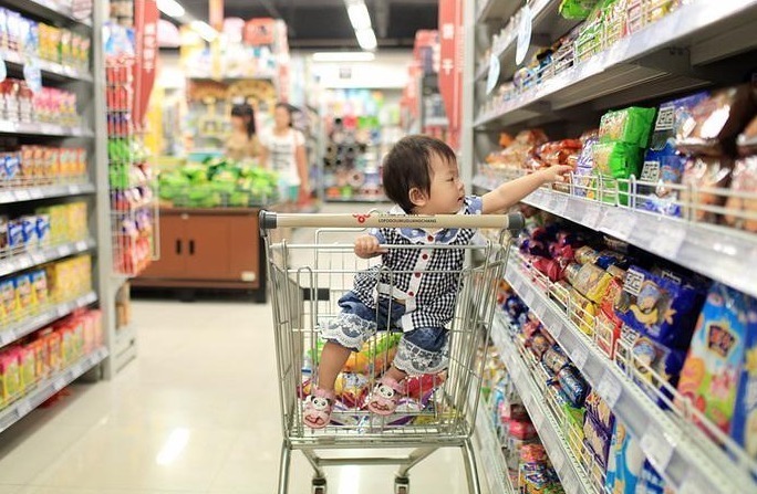超市|孙子超市里摔碎一盒鸡蛋,店员要求10倍赔偿,奶奶的话让店员羞愧
