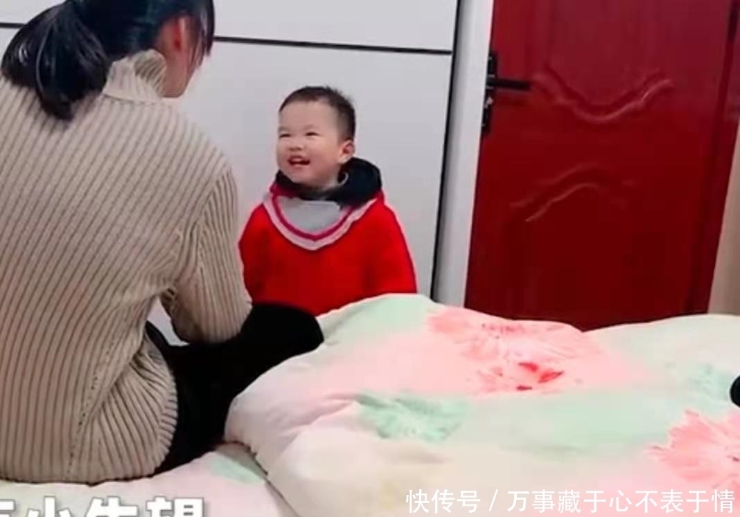 孩子们|男孩哼着小曲去找姐姐,刚进门就被迫离开了,姐姐的威力有多大?