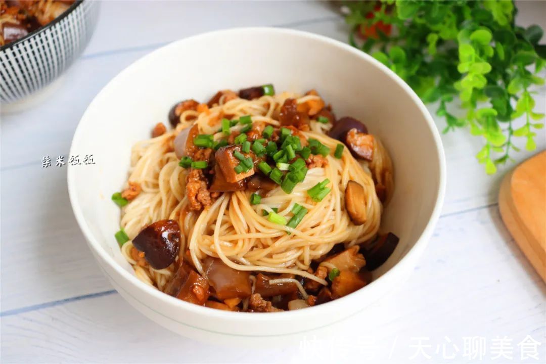 香菇|夏季吃面条，就爱这做法，鲜香多汁，根根入味，一大碗不够吃