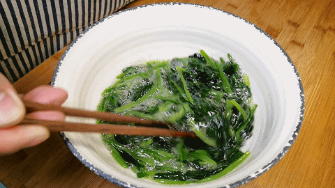 一把菠菜里打入6个鸡蛋，搅拌一下直接上锅蒸，简单营养又好吃