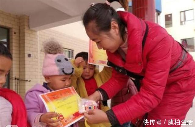 错别字|儿子喜滋滋拿回一张奖状,看清上面的字后宝妈怒了,坑娃不识字