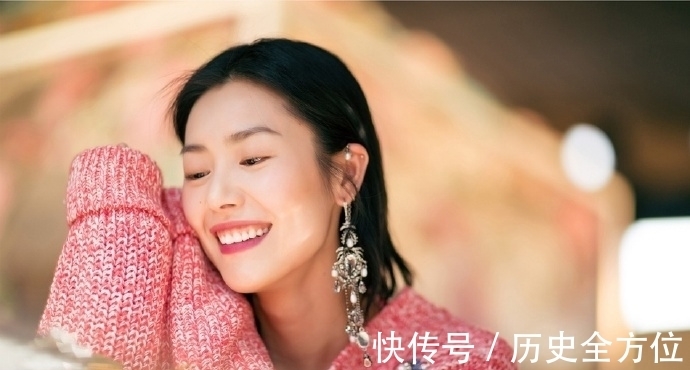 一字|刘雯穿黑色一字肩连衣裙走时装周,气质优雅大方,意外被发型抢镜