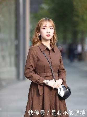 超短裤|路人街拍,短发小姐姐穿露肩上衣配超短裤,十分性感迷人