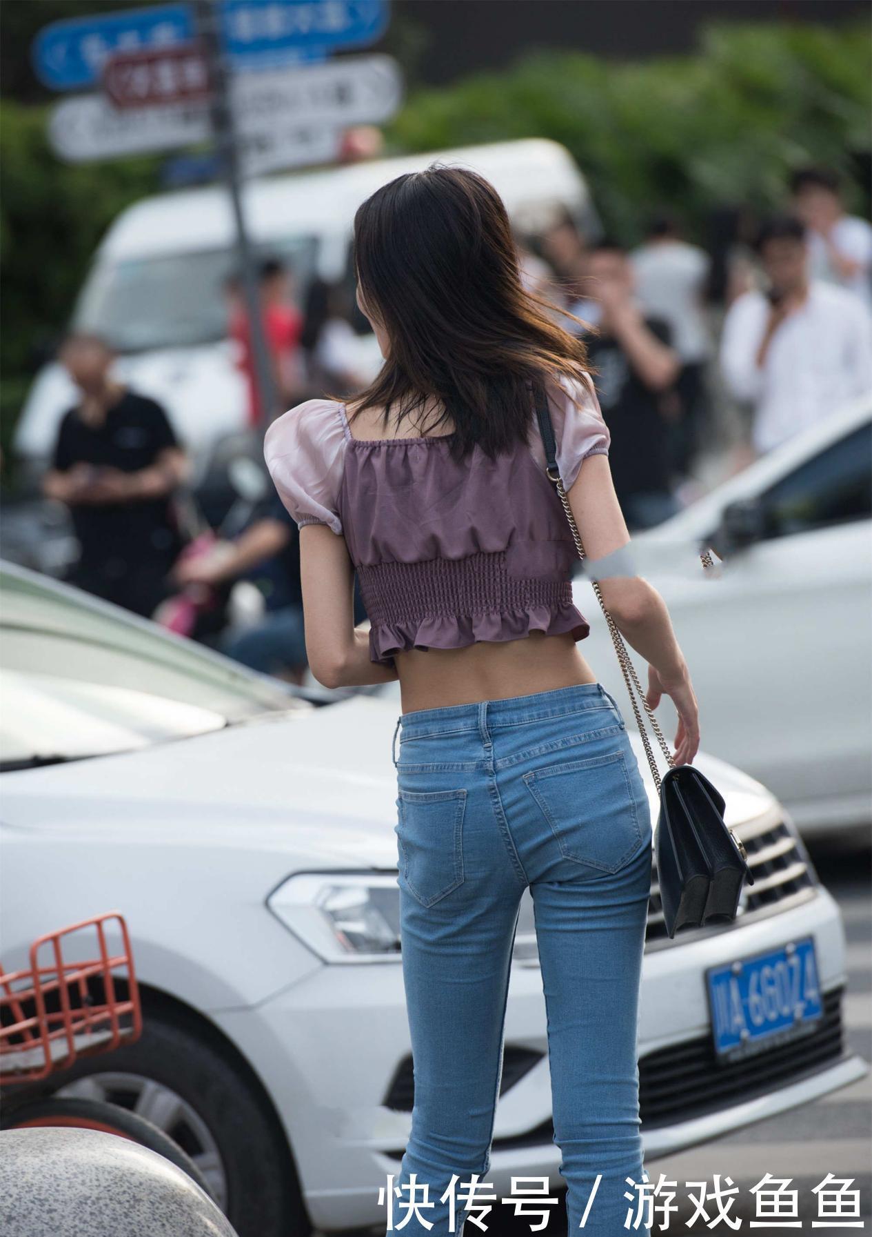 高跟凉鞋|时尚丽人：细高跟凉鞋搭配黑色针织连衣裙，显瘦显高