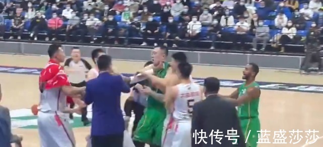 cb好脾气的韩德君为何引爆冲突细节被肘出血,与威姆斯挥拳相向!