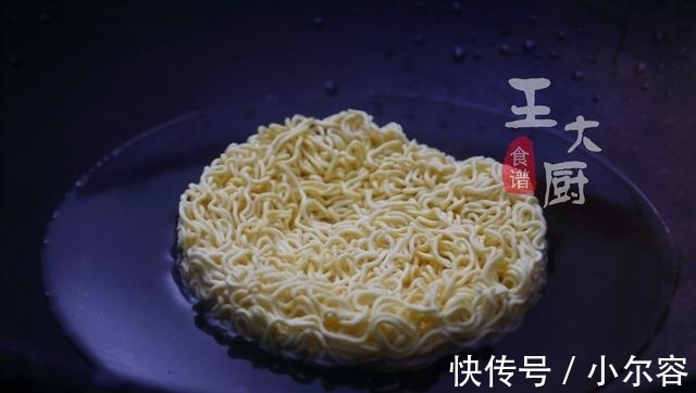 方便面|方便面别再煮了，这样一做口感Q弹、韧性十足，一次两包都不够。