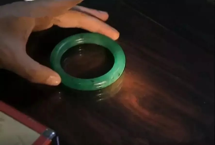 价格|玉商排队求购的极品翡翠手镯!价格仅仅1200万,没想到…