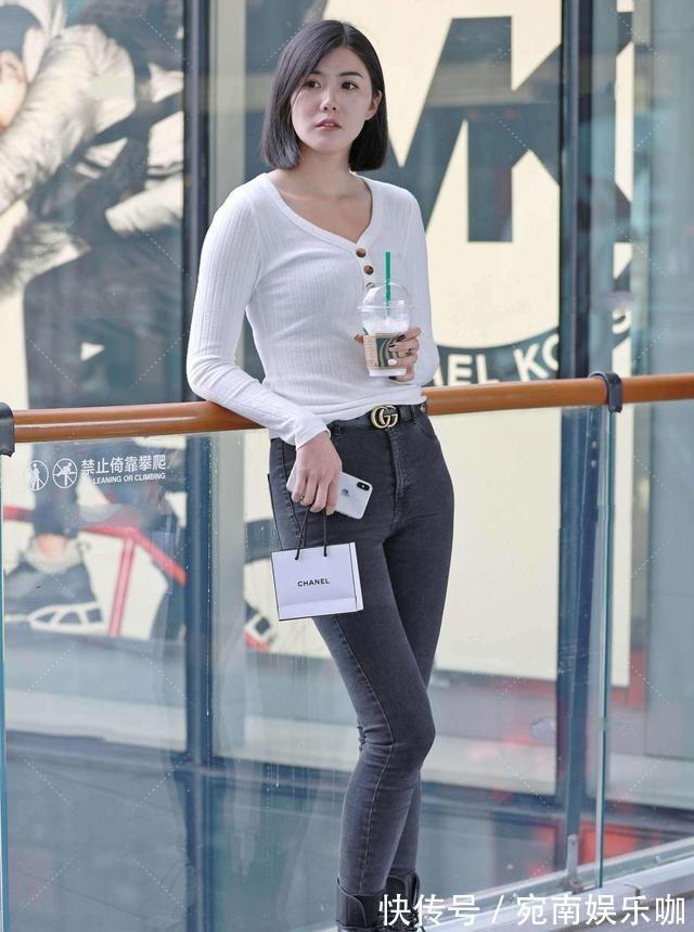 着装 白色圆领长袖搭配深灰打底裤,永恒话题,增添不少的着装可能