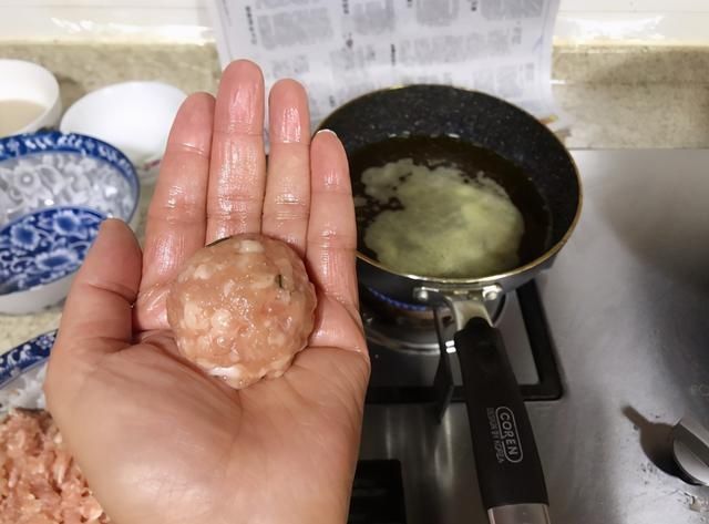 炸丸子,外行用淀粉换成这2样,丸子外酥里嫩,松软Q弹,真香