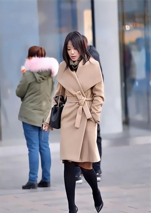 高跟鞋|美女红唇明艳又高贵，气场十足，很有时髦范