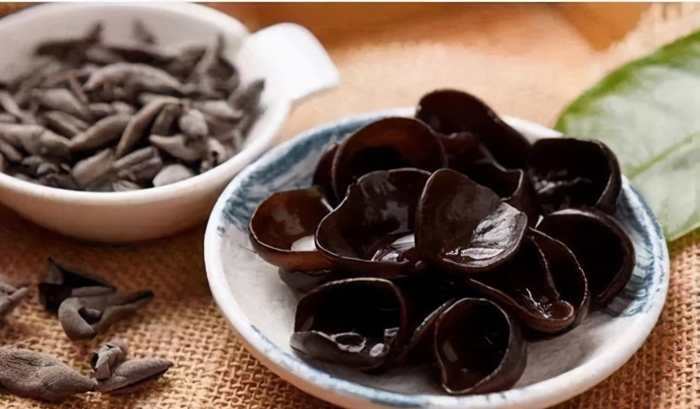 泡木耳时，直接加水就错了！厨师长教你一招，木耳3分钟就能泡软