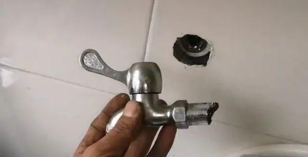 维修师傅|水龙头断在墙壁里怎么办不用花钱请维修师傅,教你妙招自己搞定