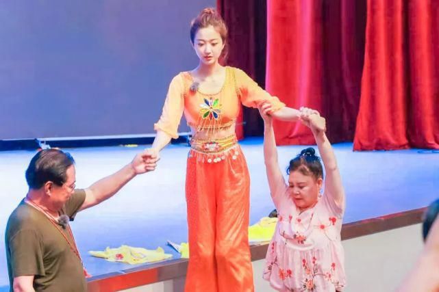 打卡|今晚开播！《辽美旅拍》第一站：心悦姜京佐打卡硬核钢都 感受多彩非遗