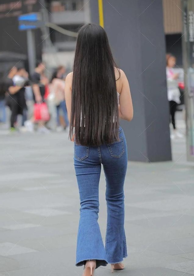 耳饰 牛仔裤小小搭配一下,这样穿出来的身材更显瘦,束腰效果很明显