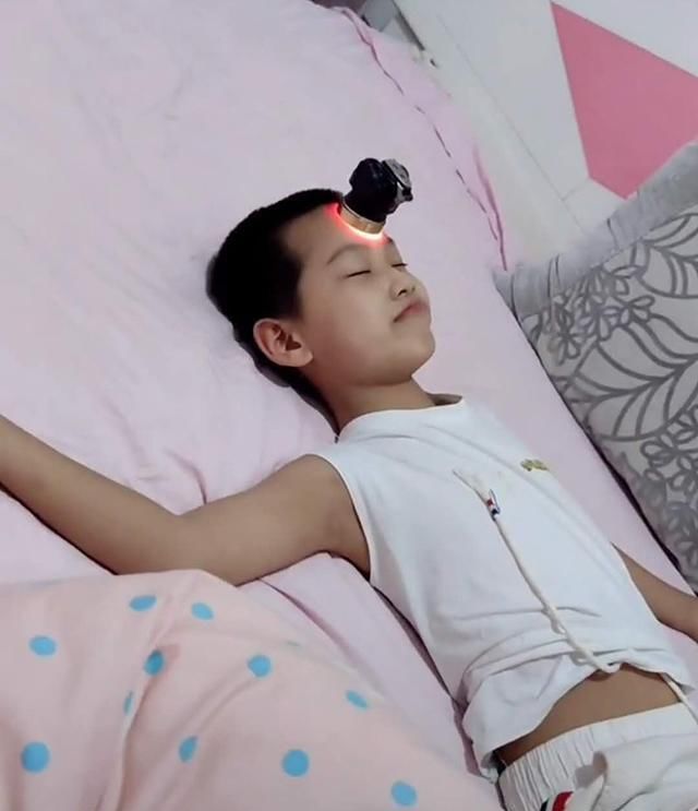 作业|哥哥写作业不积极,穿尿不湿的弟弟主动帮忙,妈妈该写的不写,该睡的不睡