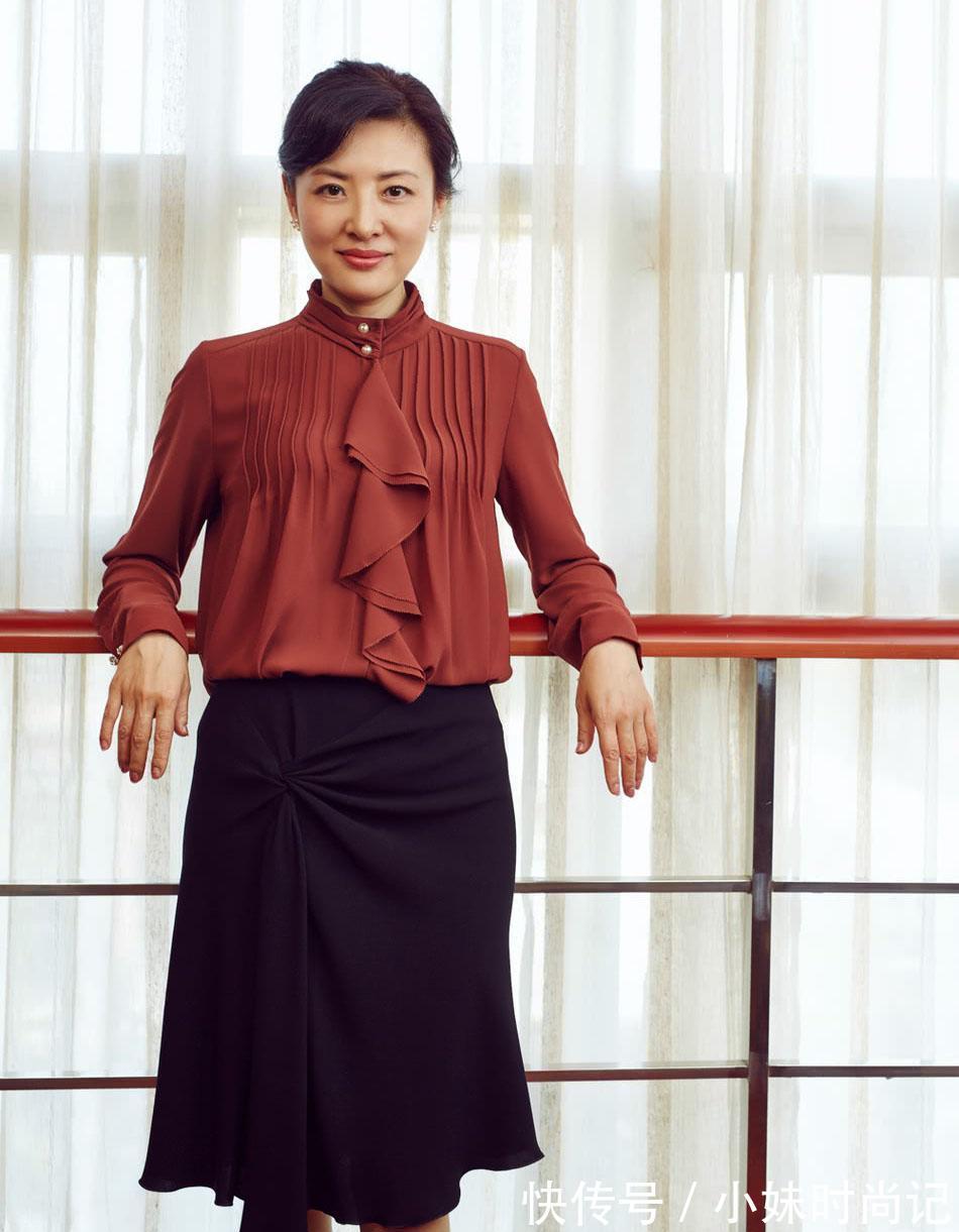黑衬衫|52岁周涛状态太能打,白衬衫配黑纱裙优雅甜美,比年轻女孩还迷人