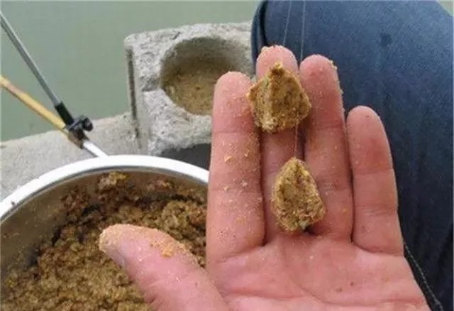 成本不到8元的钓鲤鱼偏方,农家常见的原料,没想到上鱼这么快!