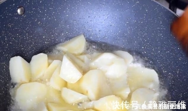 土豆最过瘾的吃法,比肉还香,做法简单,一上桌就被抢光