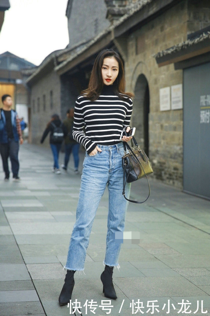 街拍粉色上衣加上白色的热裤,看上去上十分的青春活泼