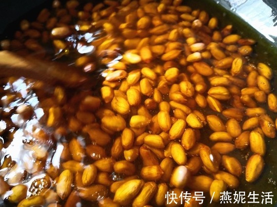 味料|炸花生米容易返潮别急，大厨教你再加这味料，花生酥脆不回软！