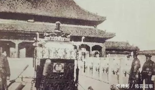 盛装|末代皇帝溥仪大婚老照片：婉容盛装的样子很美，花轿配不上场合