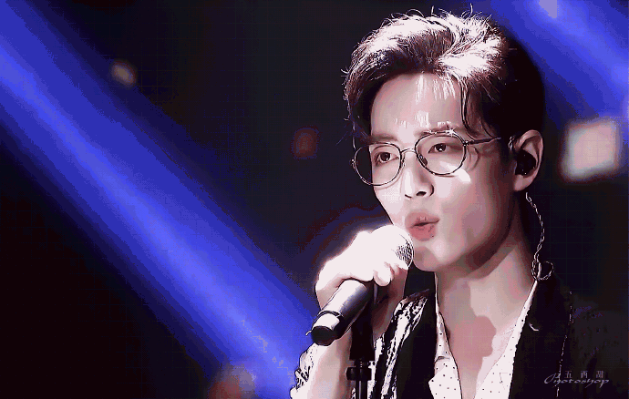 主持人 618沸腾之夜主持人频翻车,肖战救场,堪称行走的CD