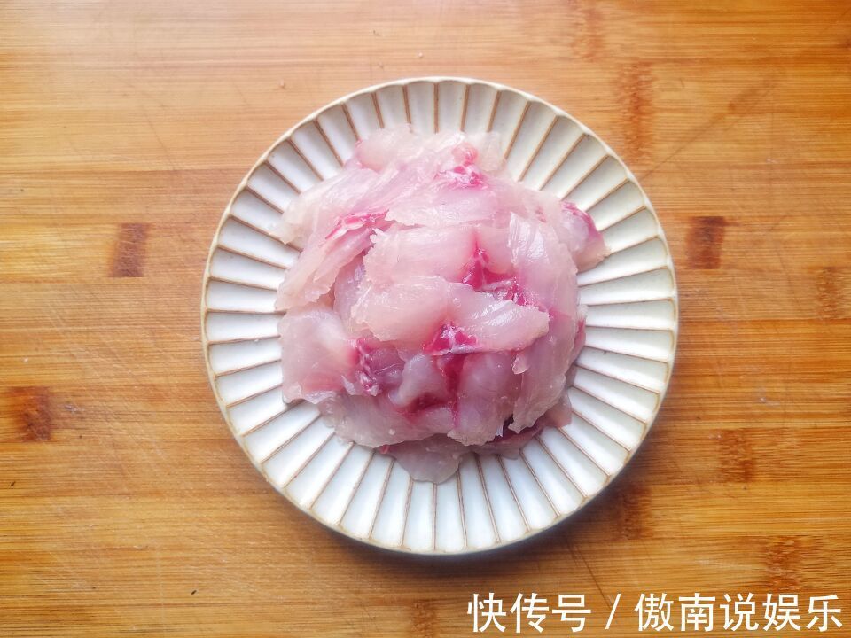 教你简版酸菜鱼做法,汤汁酸爽,鱼肉滑嫩,一次一锅都不够吃