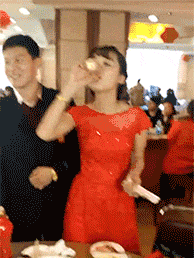 |搞笑段子王: 阿姨,分给其他人一点嘛,这么大一只你吃得完吗?