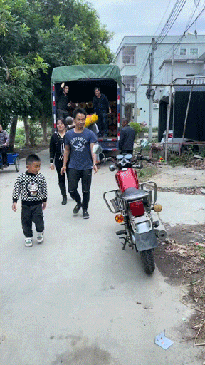 |搞笑GIF图:天下没有一口奶是免费的