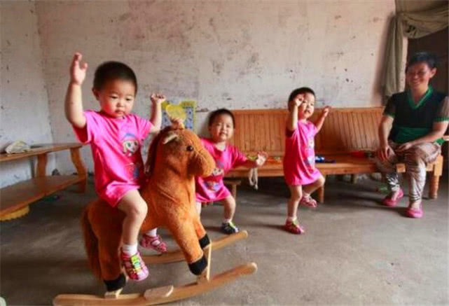 三胞胎|奇闻45岁高龄宝妈怀上三胞胎,不顾反对生下,三年后生活如此