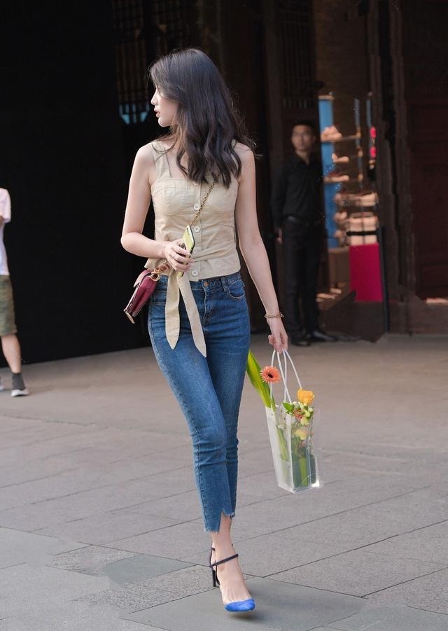 小妹妹 路人感同身受道别,气质女牛仔裤穿搭,值得借鉴
