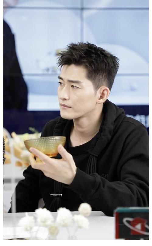 张翰现身马帅直播间在线营业,带货秀厨艺两不误