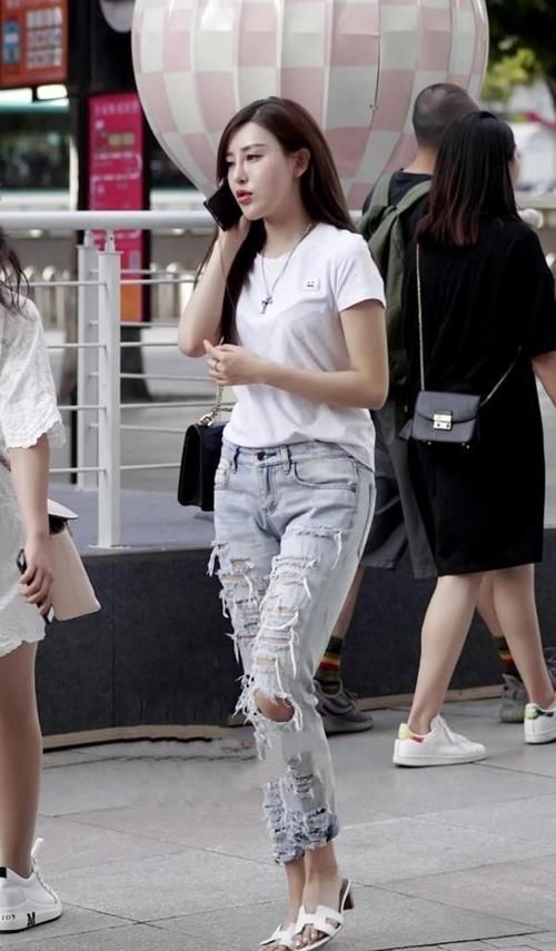 别致的破洞牛仔裤，穿出个性的唯美，美的时尚有格调