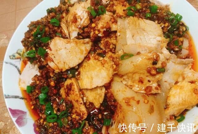 搅拌均匀|做“蒜泥白肉”别直接加水煮,多加这3样,蒜味浓厚肥而不腻!