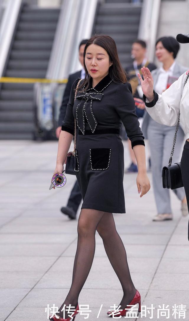 裙装|冬天穿裙子,美女搭配黑丝和红色高跟鞋,红黑配让裙装搭配更精彩