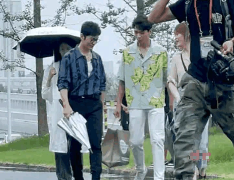 中餐廳|《中餐廳5》嘉賓出行，錯位視頻下，黃曉明好像親了龔俊一口