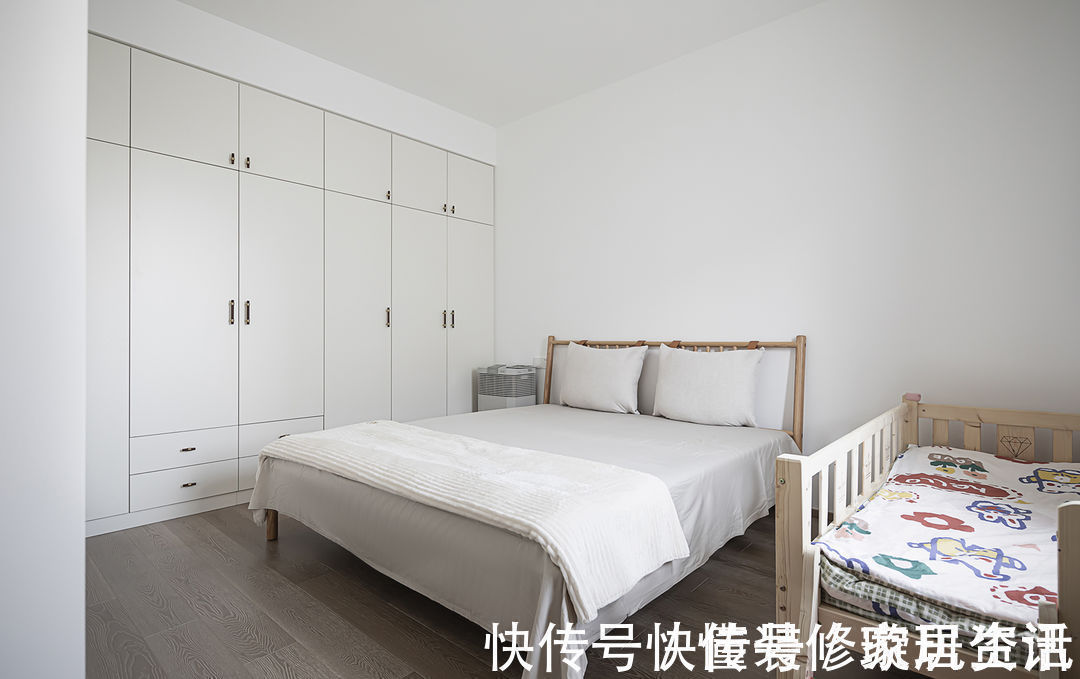 门洞|“穷装”反而更干净舒适,103㎡色调高度统一,耐看极了