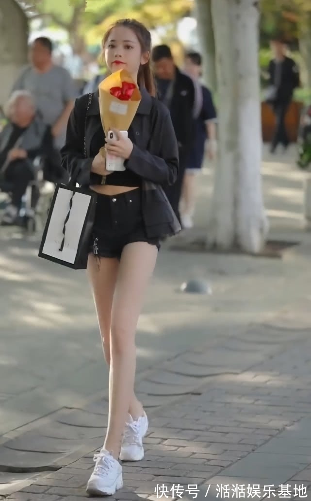 老爹|运动鞋厚得跟老爹鞋似的，小姐姐却脚踩鞋后跟穿，脚后跟不疼吗